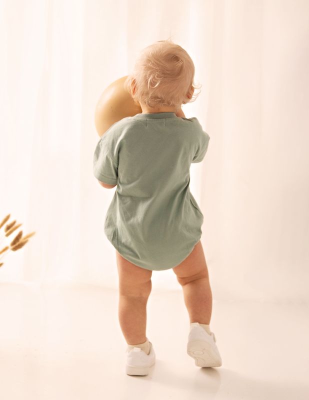 Oversized t-shirt romper med navn i sjøgrønn økologisk bomull