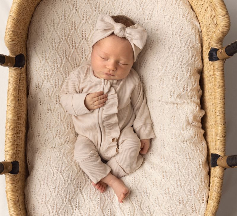 Smalribbet beige bambus heldress med volang