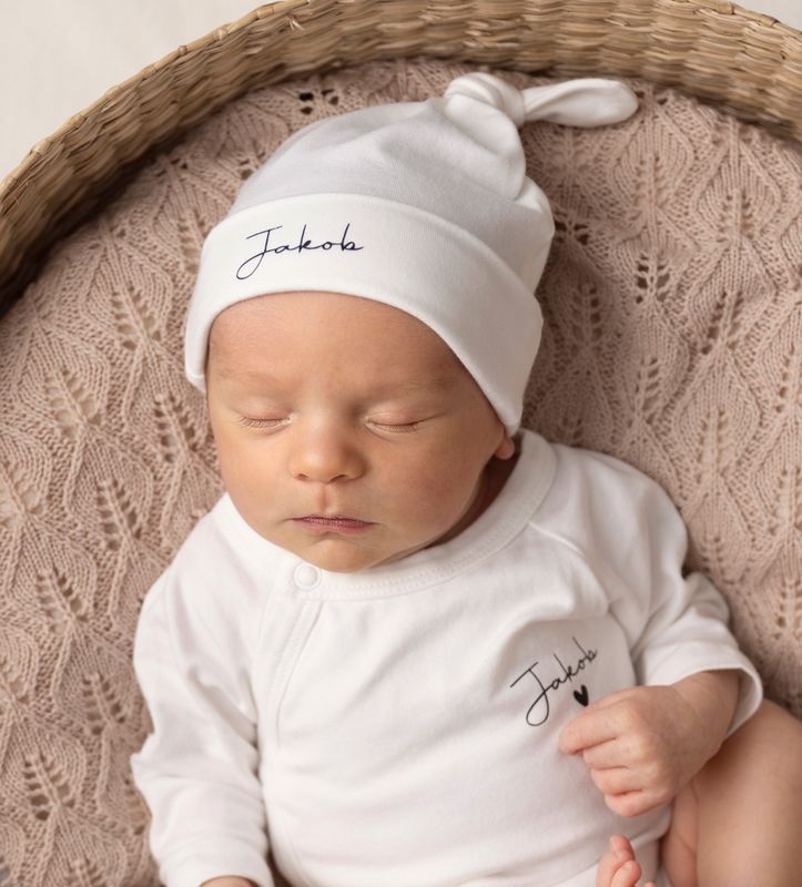 Lue i økologisk bomull med navn - Nyfødt