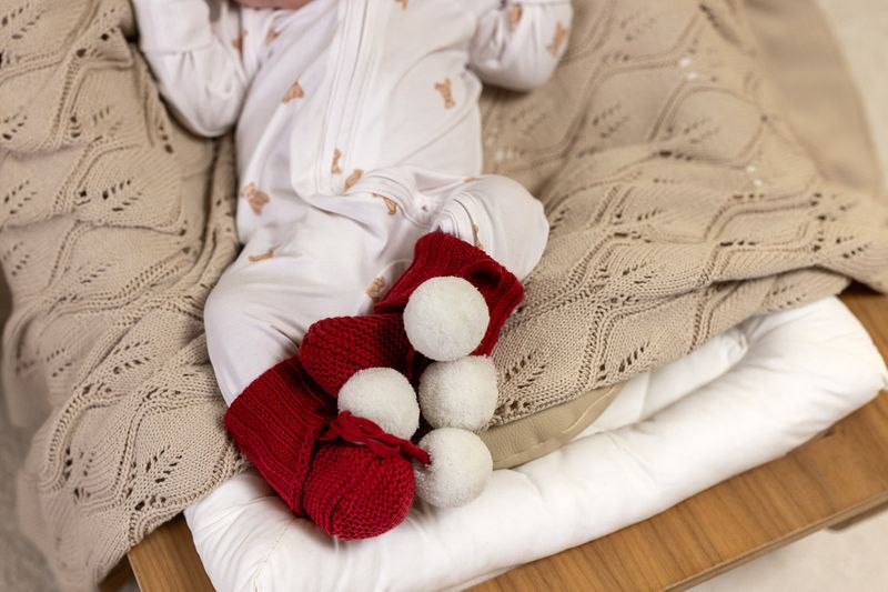 Julebooties med hvite pompom dusker