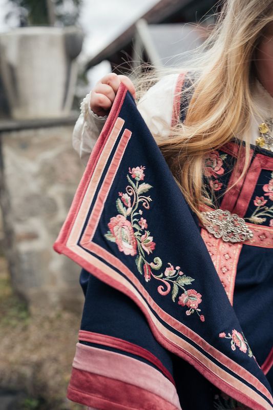 Signe festdrakt – eksklusiv jentefestdrakt i ull med broderier og vevde detaljer