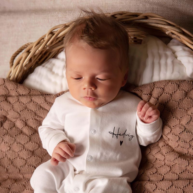 Personlig baby pysjamas med navn i minimalistisk stil 
