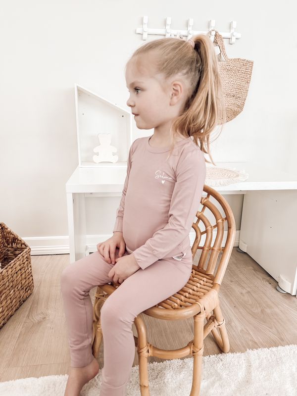 Todelt støvrosa bambus pysjamas med navn