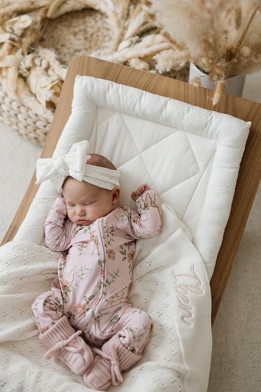 Merinoull strikkede støvrosa babybooties 