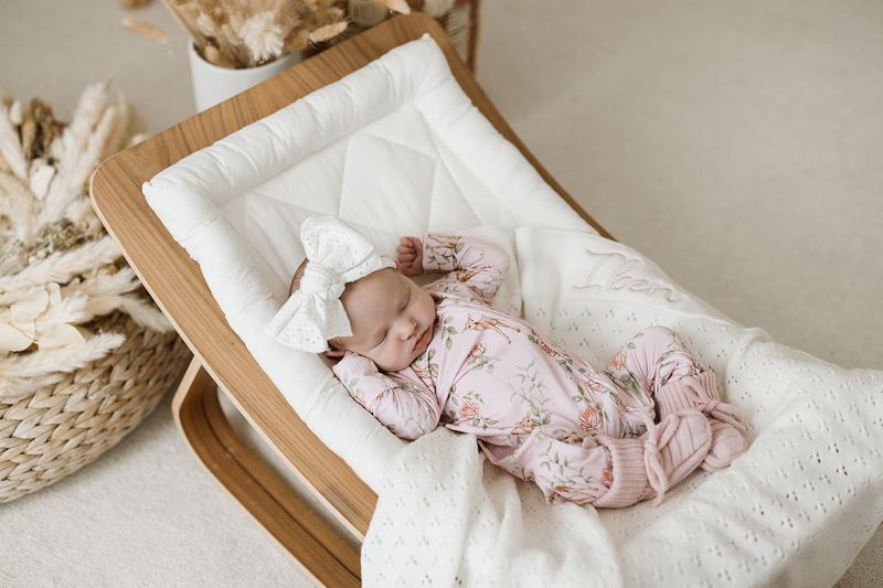 Merinoull strikkede støvrosa babybooties 